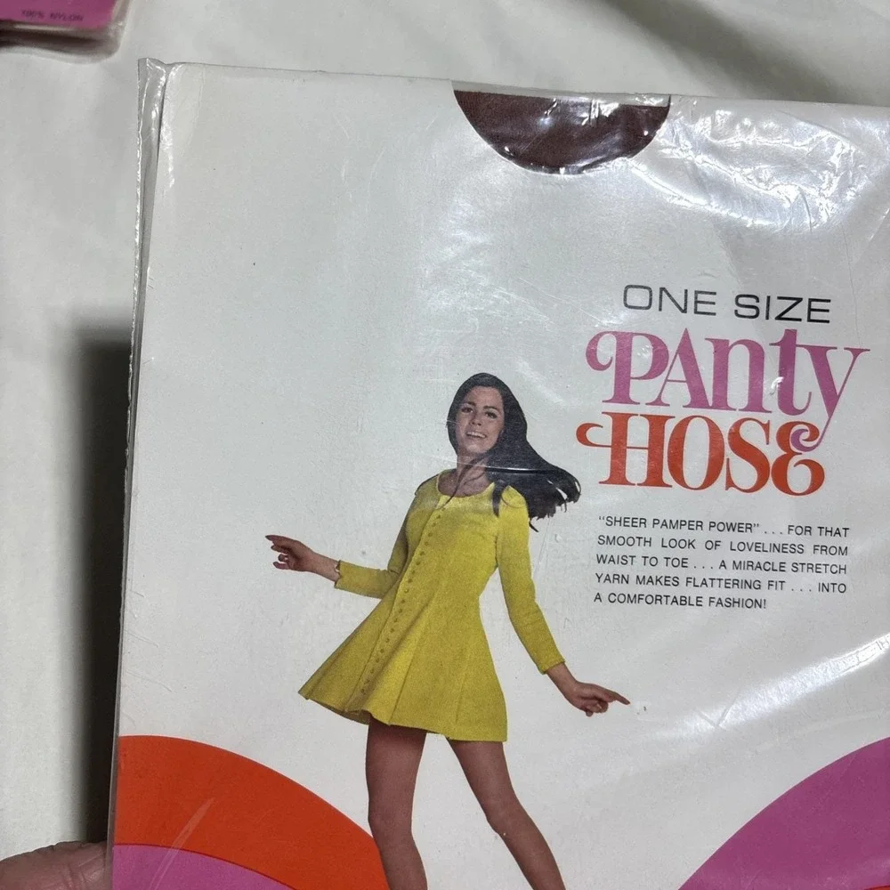 Vintage 1970s Taupe Stretch Nylon Pantyhose W/ Model One Size Cinnamon‎